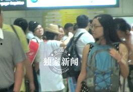 何炅机场爆料视频大全,揭秘明星日常幕后趣事